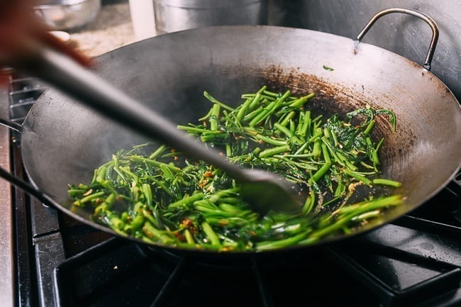 Espinacas al agua fritas al wok