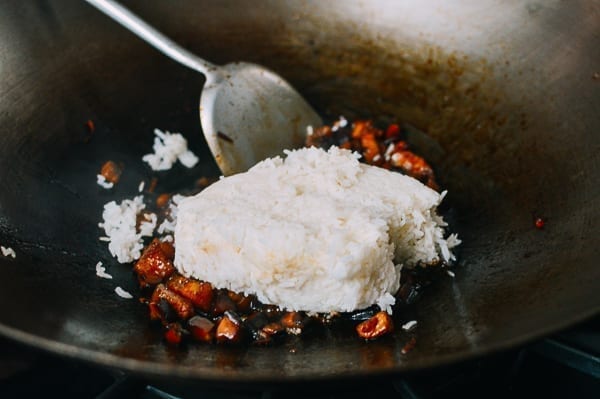 Tazón de arroz con champiñones y panceta de cerdo fácil, thewoksoff.com