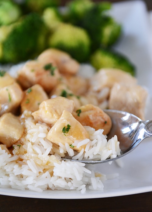 Use una cuchara para morder el arroz blanco cocido y el pollo con jugo de limón. 
