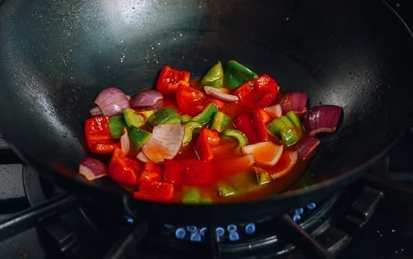 Agregue salsa agridulce a cebollas y pimientos, thewoksoflife.com