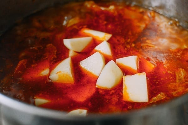 Sopa de verduras rojas al estilo de Shanghai (Luo Song Tang), de thewoksoflife.com