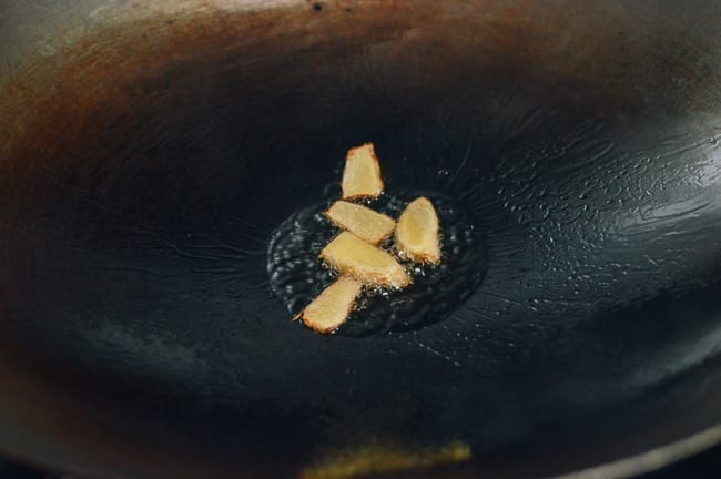Cocine jengibre en aceite en una sartén, thewoksoff.com