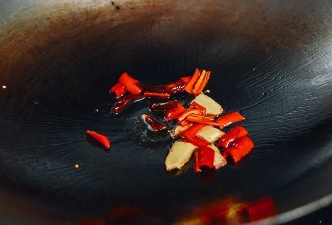 Agregue pimientos rojos a un wok, thewoksoff.com