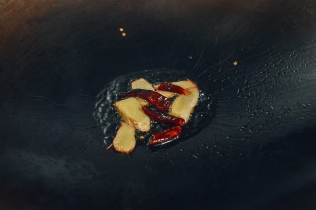 Jengibre y chile seco en un wok, thewoksoflife.com