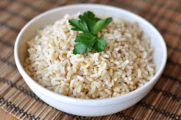 Cuenco blanco lleno de arroz integral tostado