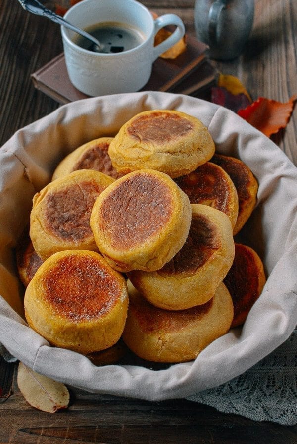 Muffins ingleses de calabaza, cortesía de thewoksoff.com