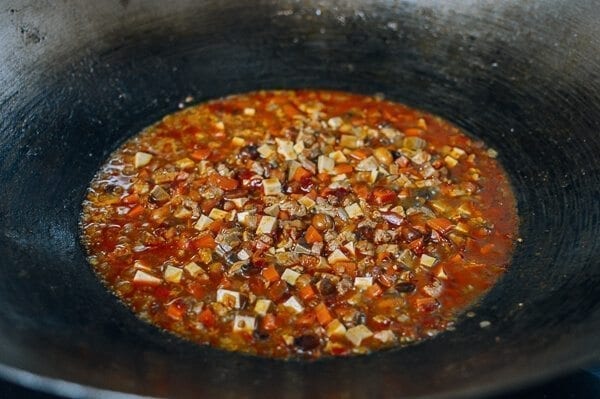 Fideos con salsa picante de Shanghai la jiang mian, por thewoksoflife.com