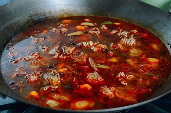 Sopa picante de fideos con carne, de thewoksoff.com