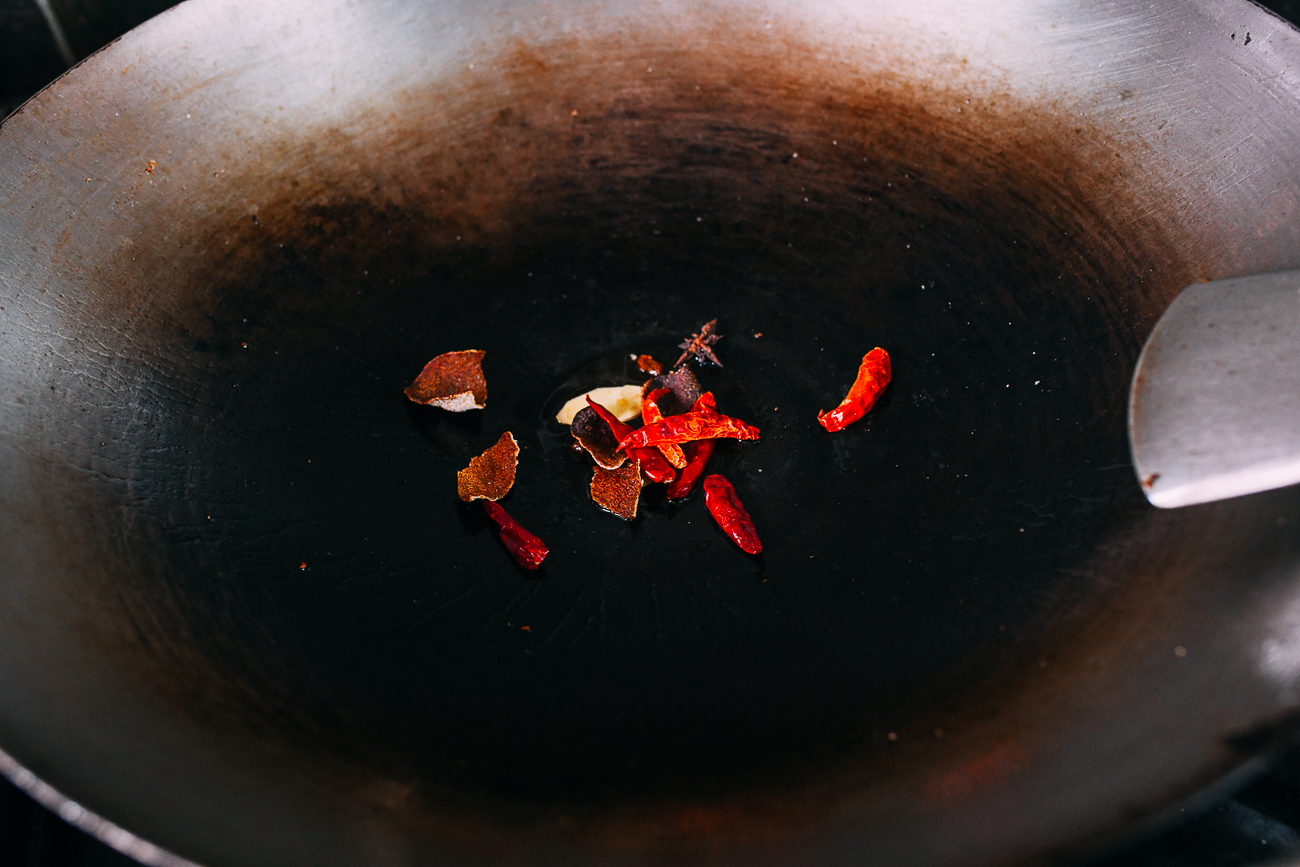 Jengibre, cáscara de mandarina seca, chile seco y anís estrellado en olla