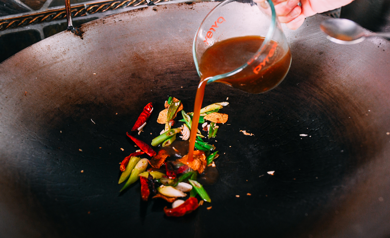 Agregue la mezcla de salsa a los aromáticos en el wok.