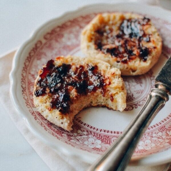 English Muffins multicereales con mantequilla y mermelada de mora