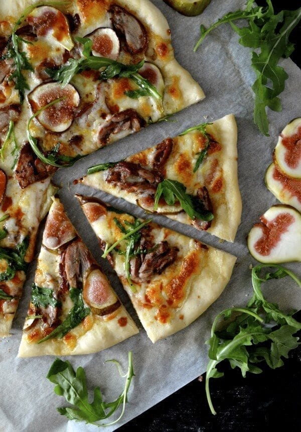 Pizza de pato asado con higos y rúcula de thewoksoflife.com