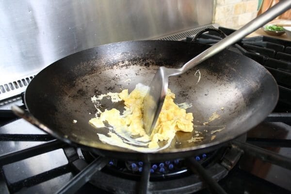 huevos revueltos - Arroz frito chino para banquetes de thewoksoflife.com