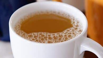 Una taza de té blanco, seguida de otras tazas vacías.