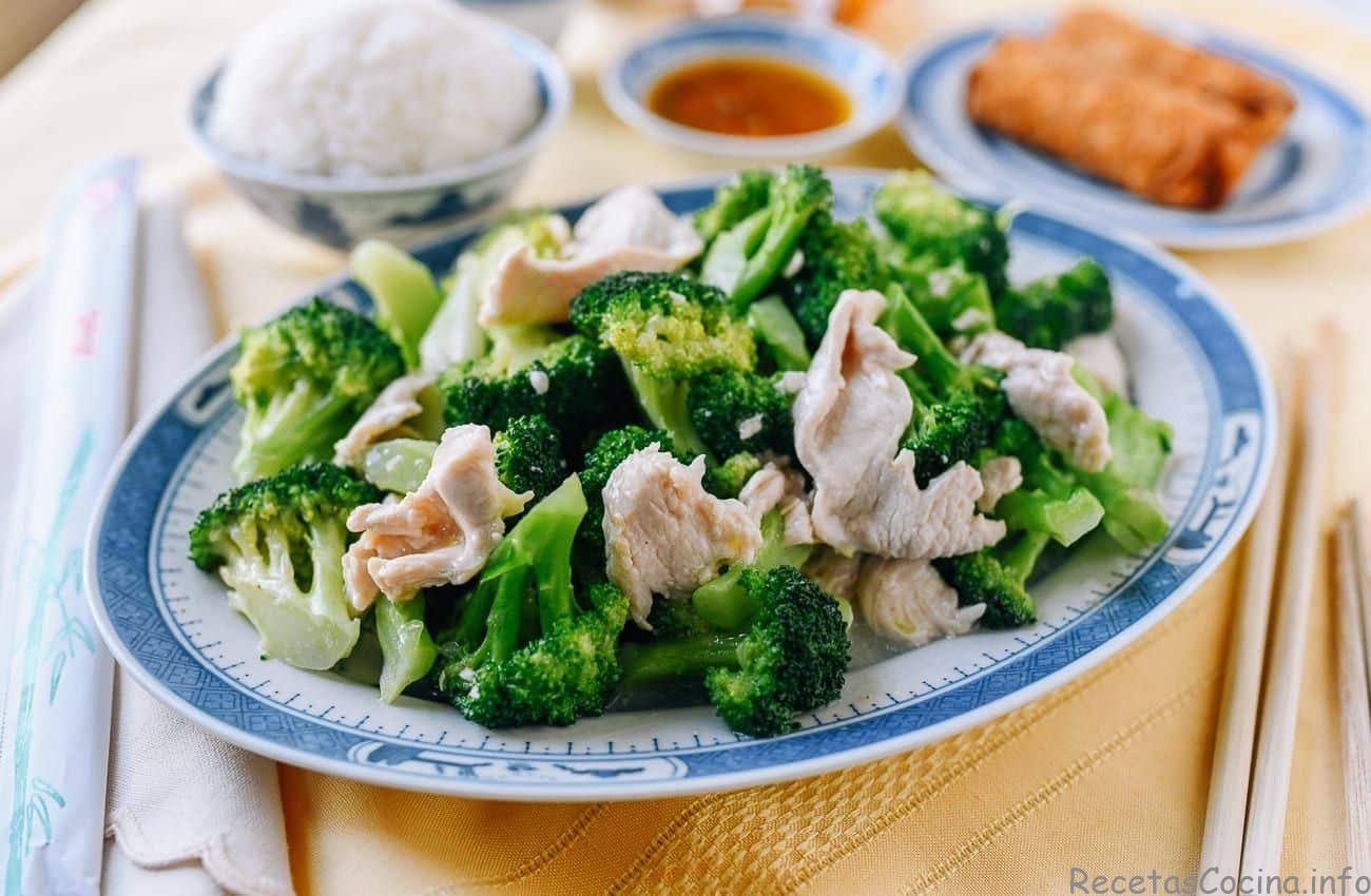 Pollo chino para llevar y brócoli 