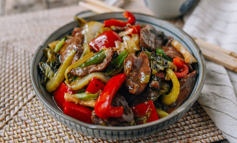 Carne de res cantonesa y hojas de mostaza