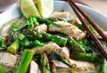 Curry verde de pescado tailandés con espárragos y guisantes