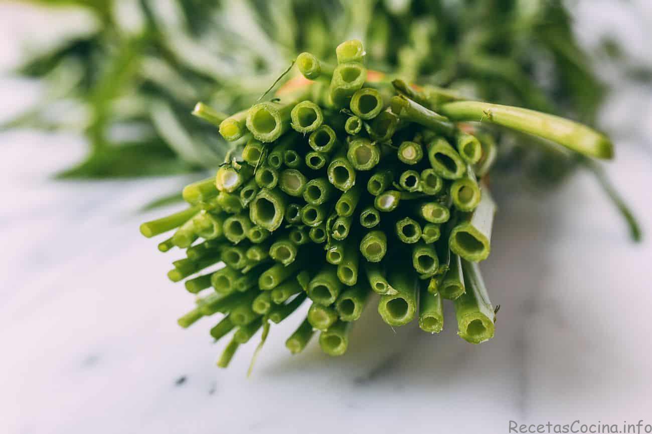 Espinacas huecas de tallo verde