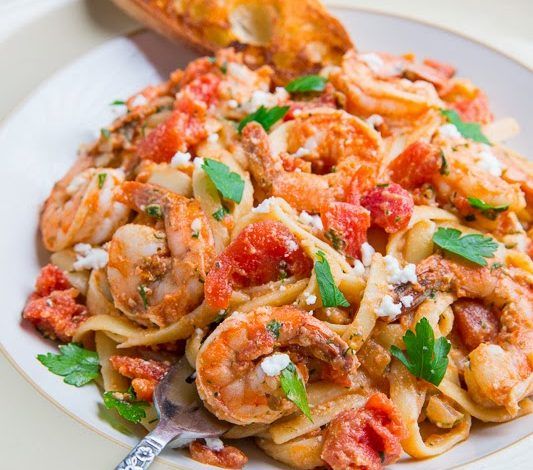 Linguini De Camarones Con Salsa De Tomate Feta
