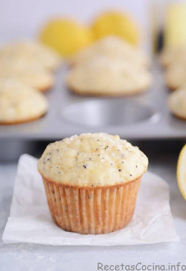 Muffins de semillas de amapola de limón Jaggery con un trozo de papel pergamino. 