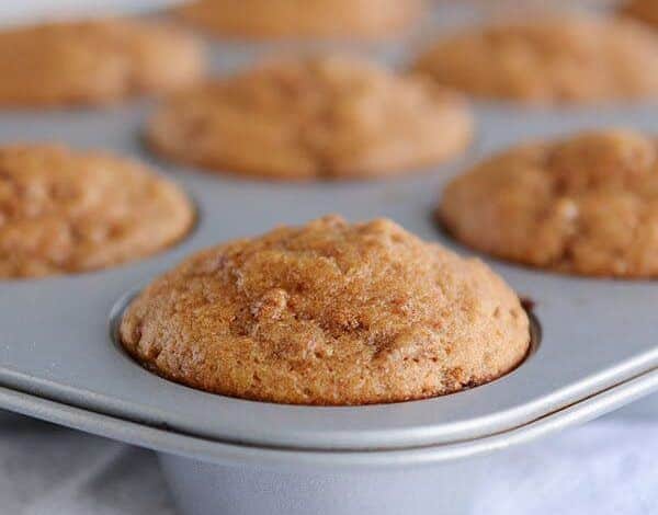 Moldes para muffins rellenos de muffins de salvado cocidos.