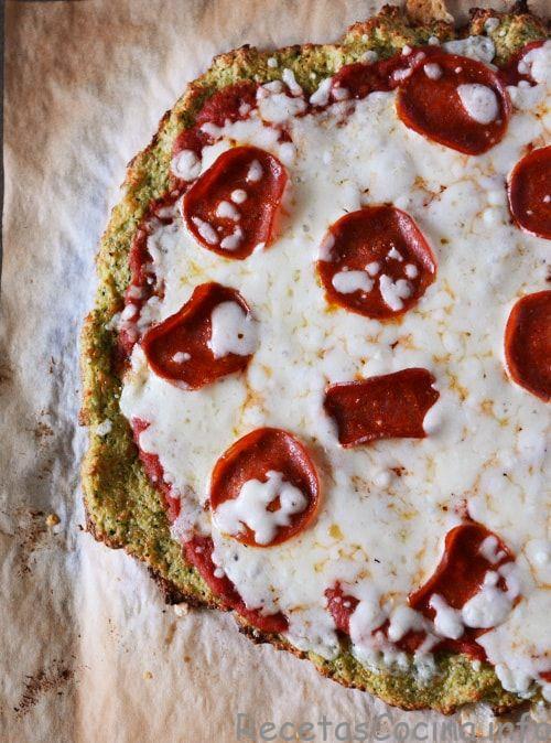Vista superior de la pizza de corteza de pepperoni calabacín. 