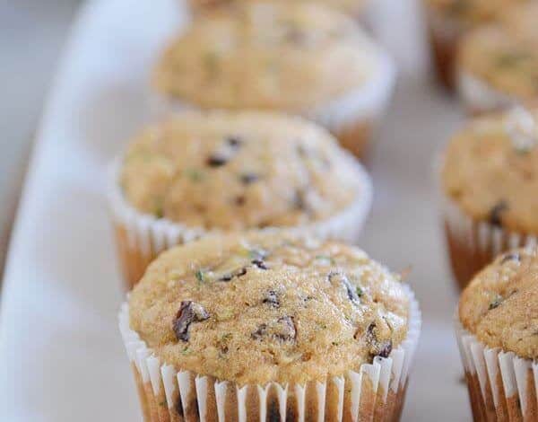 Muffins de calabacín con chispas de chocolate en un plato blanco