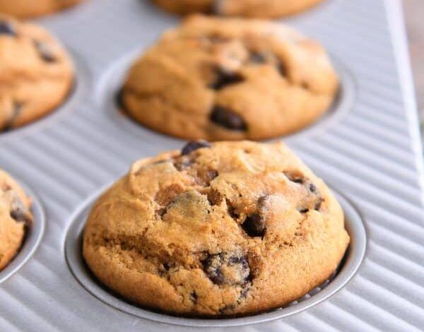 Muffins de calabaza y chocolate en moldes para muffins