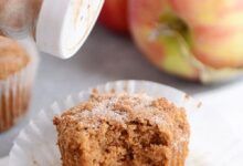 Saca un bocado del muffin y espolvoréalo con canela y azúcar.