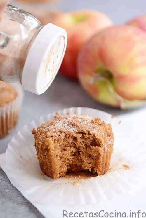 Saca un bocado del muffin y espolvoréalo con canela y azúcar. 