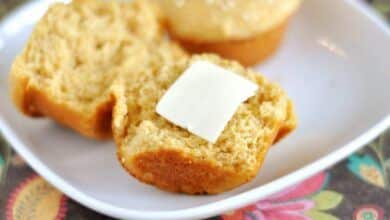 Divide los muffins por la mitad y unta con mantequilla la mitad.