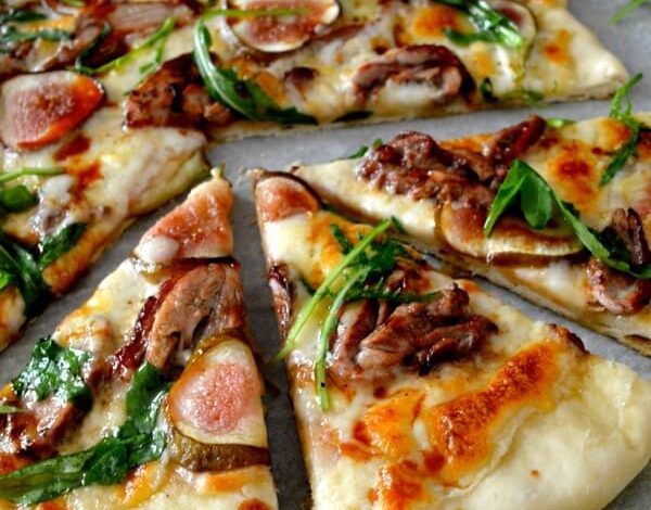 Pizza de pato asado con higos y rúcula de thewoksoflife.com