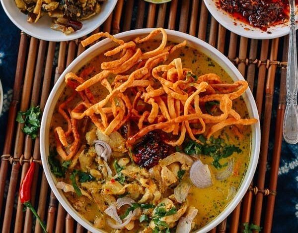 Un plato de pollo Khao Soi, thewoksoflife.com