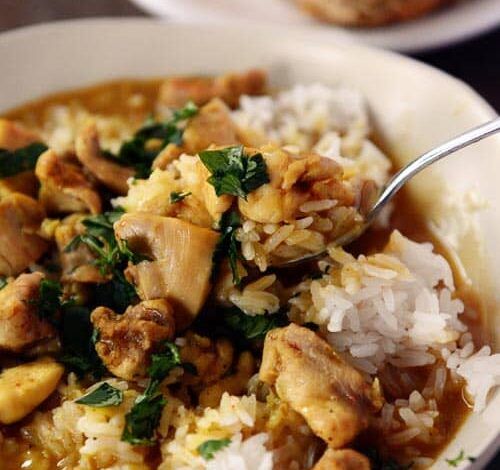 Sirva un tazón de arroz blanco y pollo al curry.