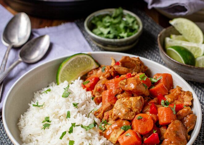 Pollo al curry con zanahorias por un lado y arroz blanco por el otro con gajos de lima.