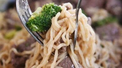 Use un tenedor para quitar la carne de res y el ramen de brócoli de la olla.