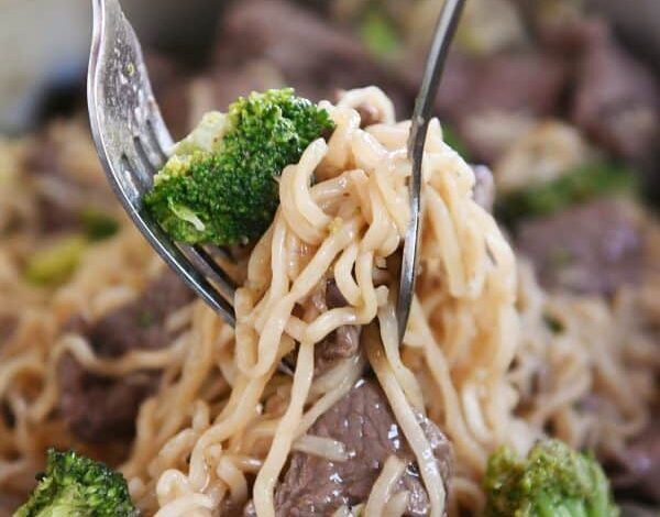Use un tenedor para quitar la carne de res y el ramen de brócoli de la olla.