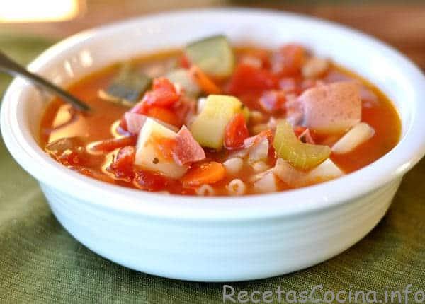 Cuenco blanco con sopa minestrone roja rellena de verduras y pasta