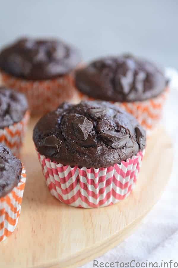 Muffins de bloque de chocolate forrados con muffins de rayas rojas y naranjas.