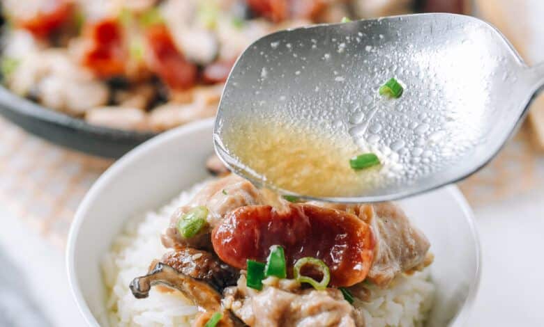 Vierta la salsa de pollo al vapor sobre el arroz.