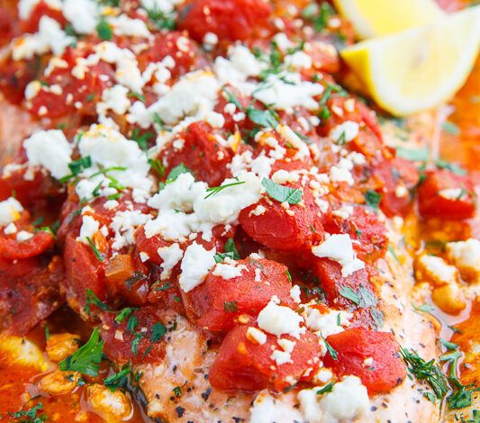Salmón con salsa de tomate y queso feta (también conocido como salmón Saganaki)