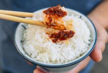 Salsa malaya sobre arroz blanco