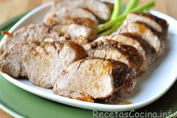 Lomo de cerdo en rodajas gruesas en un plato blanco