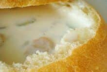 Sopa de almejas en un tazón de pan