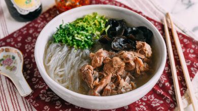 Un tazón de sopa de fideos de cordero chino