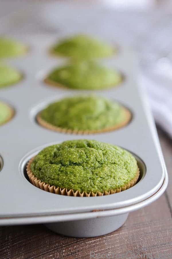 Muffins verdes horneados en un molde para muffins