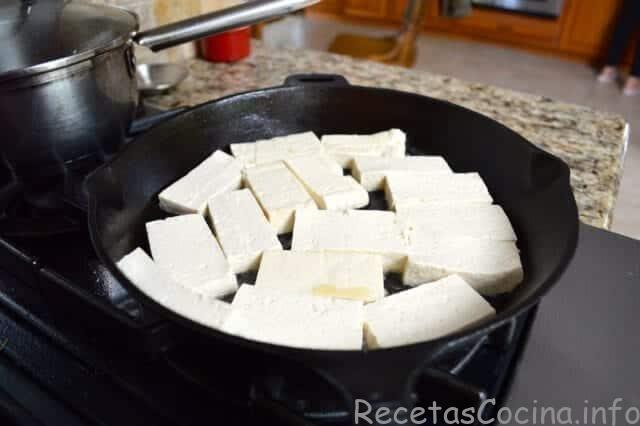 Tofu frito con salsa de soja, thewoksoff.com