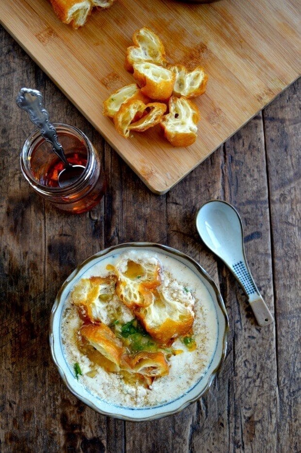 Sopa de leche de soya salada con masa frita (Dou Jiang), de thewoksoflife.com