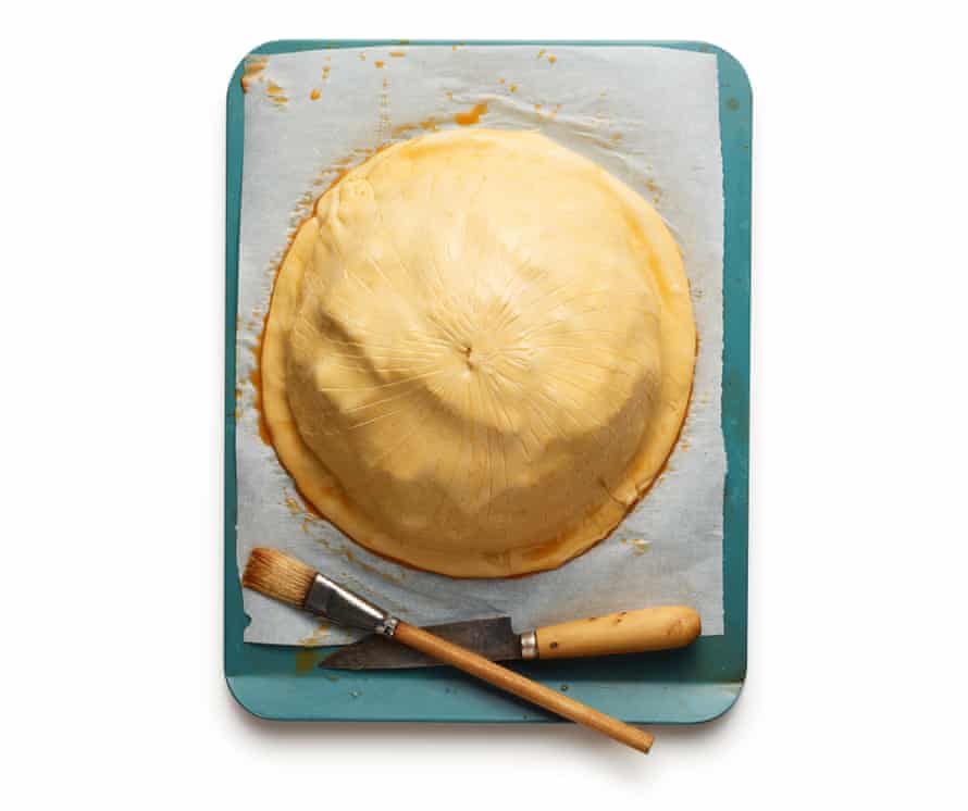El pastel de queso perfecto de Felicity. novena etapa. Forrar con radios, pintar con huevo y dejar enfriar media hora.