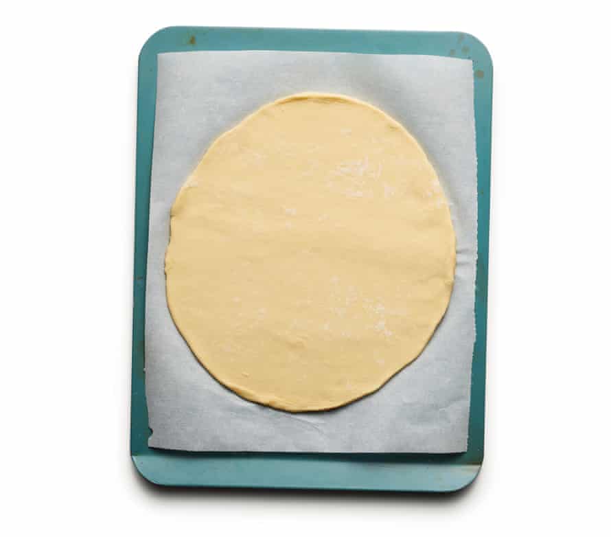 El pastel de queso perfecto de Felicity.  5: Recorta dos círculos de masa.